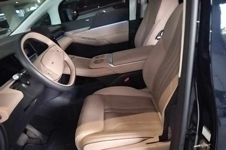 Used XPeng X9 2024 702 Ultra-Long Range Max Left Front Seat