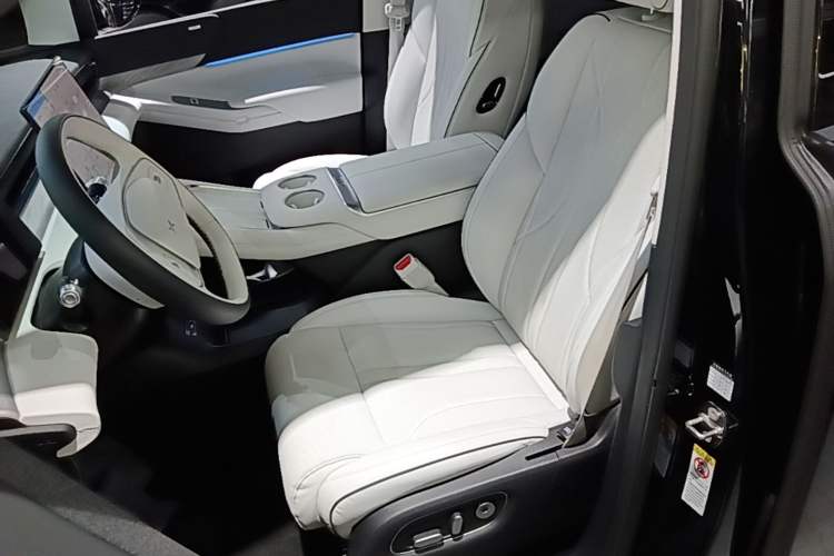 Used XPeng X9 2024 610 Long-Range Pro Left Front Seat
