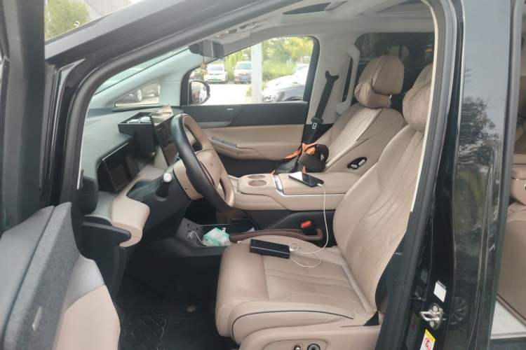 Used XPeng X9 2024 610 Long-Range Pro Left Front Seat