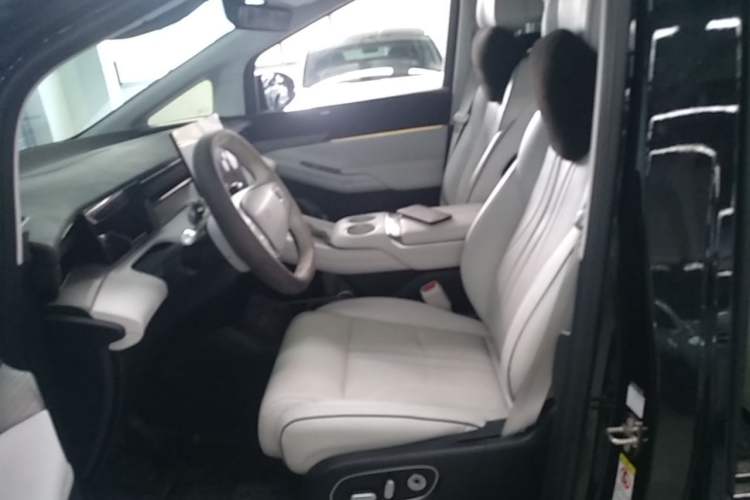 Used XPeng X9 2024 702 Ultra-Long Range Pro Left Front Seat