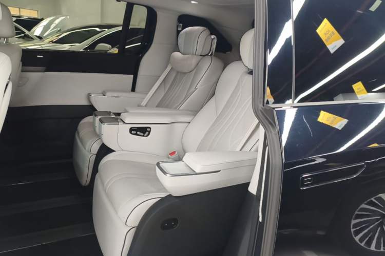 Used XPeng X9 2024 702 Ultra-Long Range Max Left Rear Seat
