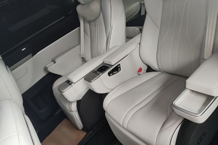 Used XPeng X9 2024 640 All-Wheel Drive High-Performance Max Left Rear Seat