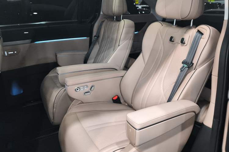 Used XPeng X9 2024 640 All-Wheel Drive High-Performance Max Left Rear Seat