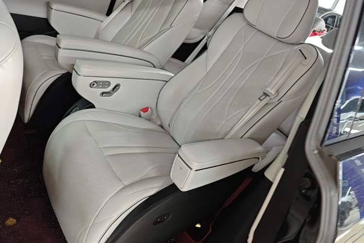 Used XPeng X9 2024 702 Ultra-Long Range Pro Left Rear Seat