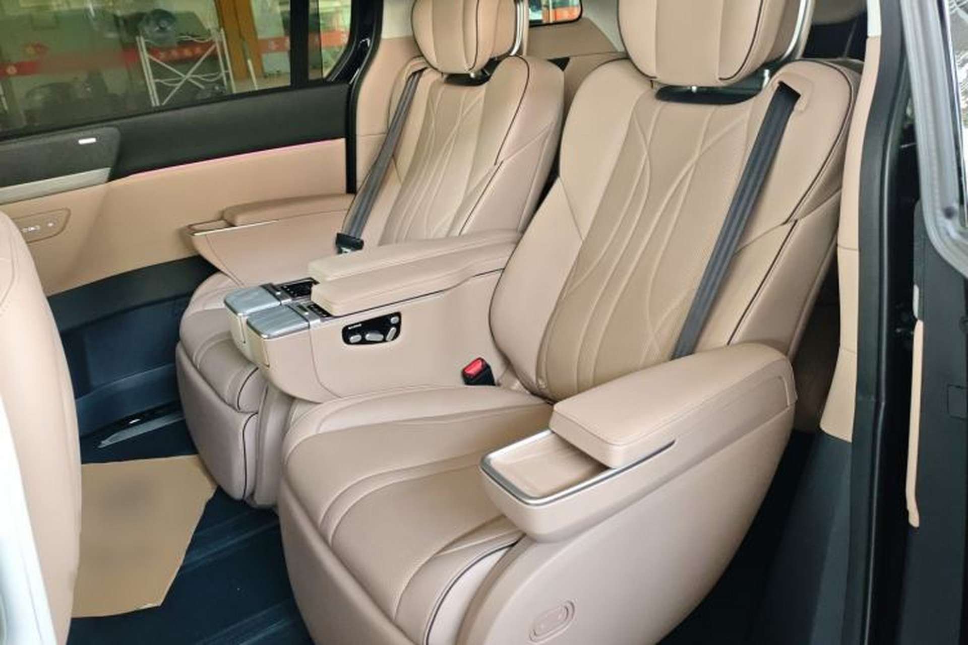 Used XPeng X9 2024 702 Ultra-Long Range Pro Left Rear Seat