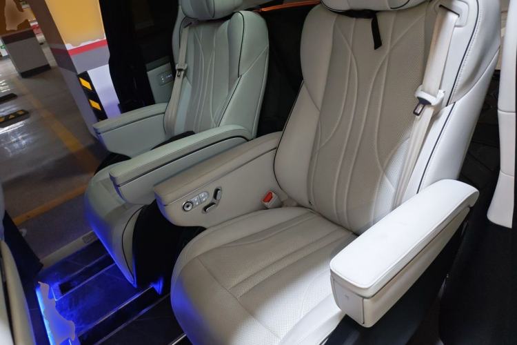 Used XPeng X9 2024 702 Ultra-Long Range Max Left Rear Seat