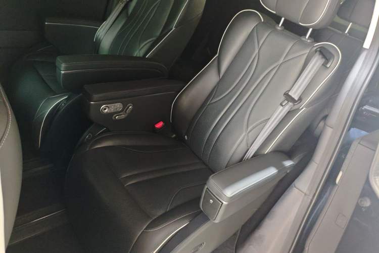 Used XPeng X9 2024 702 Ultra-Long Range Pro Left Rear Seat