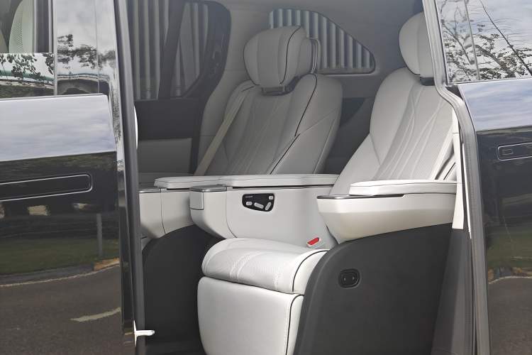 Used XPeng X9 2024 610 Long-Range Pro Left Rear Seat