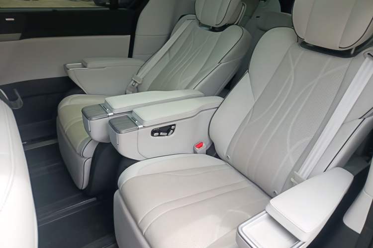 Used XPeng X9 2024 610 Long-Range Max Left Rear Seat