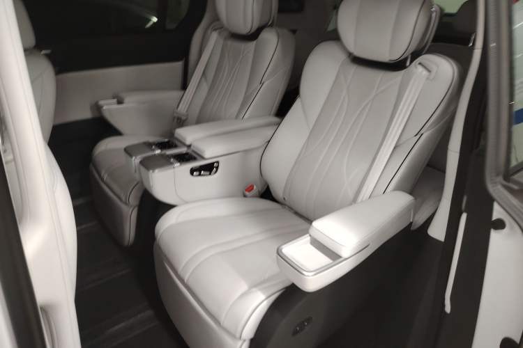Used XPeng X9 2024 610 Long-Range Max Left Rear Seat
