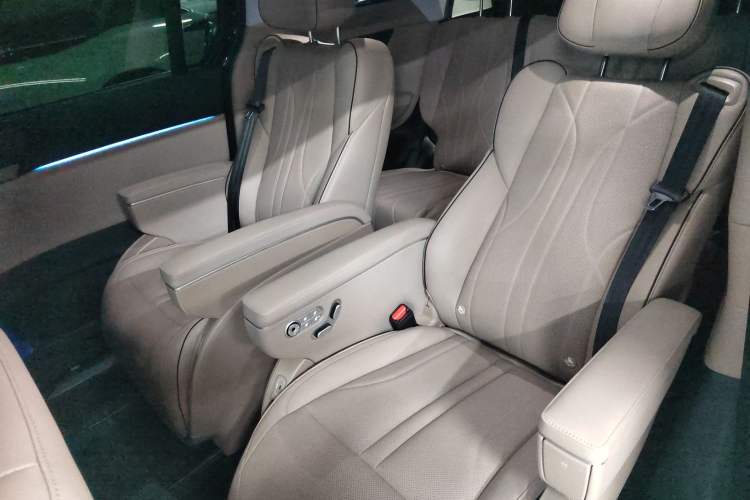 Used XPeng X9 2024 702 Ultra-Long Range Max Left Rear Seat