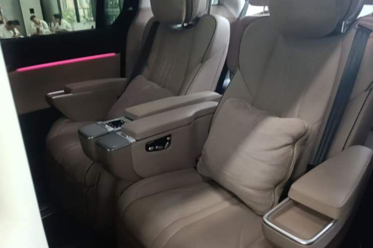 Used XPeng X9 2024 702 Ultra-Long Range Pro Left Rear Seat