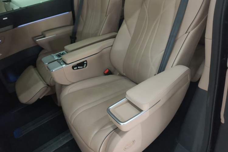 Used XPeng X9 2024 610 Long-Range Pro Left Rear Seat