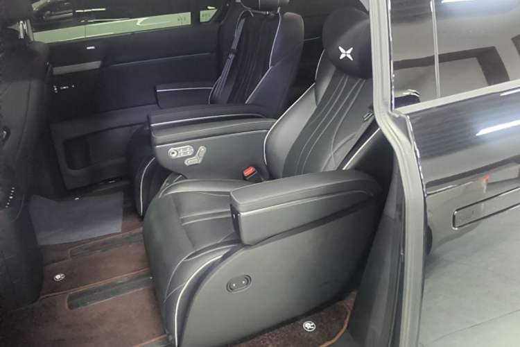 Used XPeng X9 2024 640 All-Wheel Drive High-Performance Max Left Rear Seat