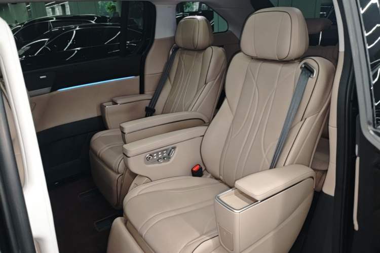 Used XPeng X9 2024 702 Ultra-Long Range Max Left Rear Seat