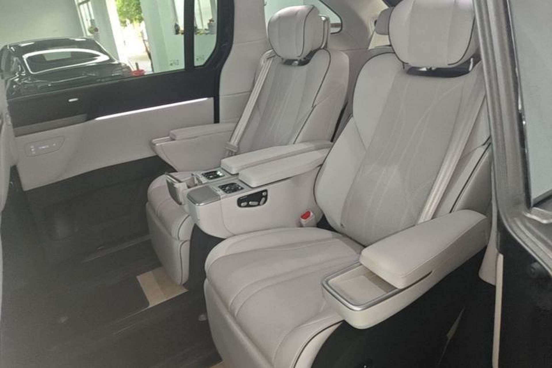 Used XPeng X9 2024 702 Ultra-Long Range Max Left Rear Seat