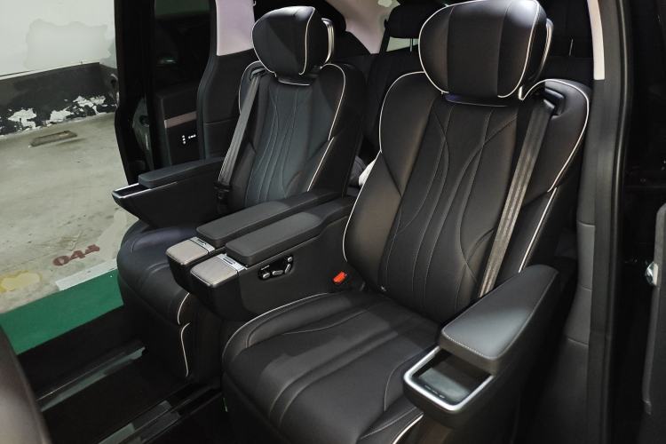 Used XPeng X9 2024 640 All-Wheel Drive High-Performance Max Left Rear Seat