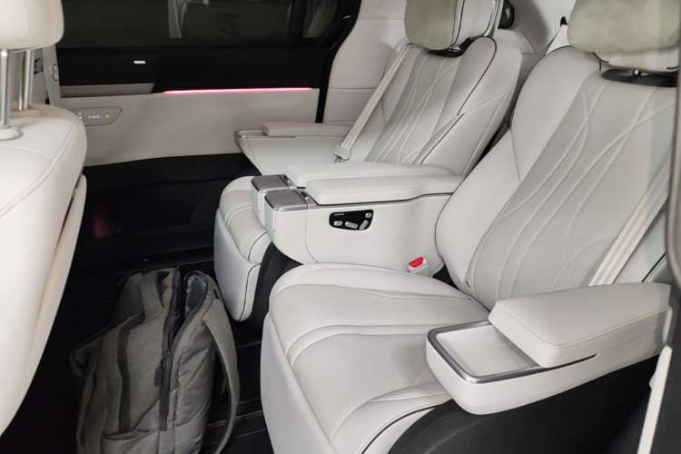 Used XPeng X9 2024 702 Ultra-Long Range Max Left Rear Seat