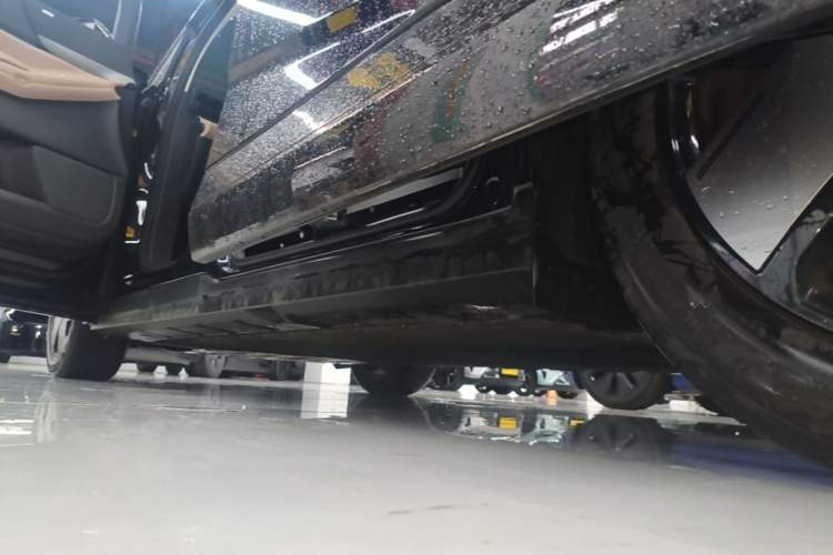 Used XPeng X9 2024 702 Ultra-Long Range Max Left Side Sill