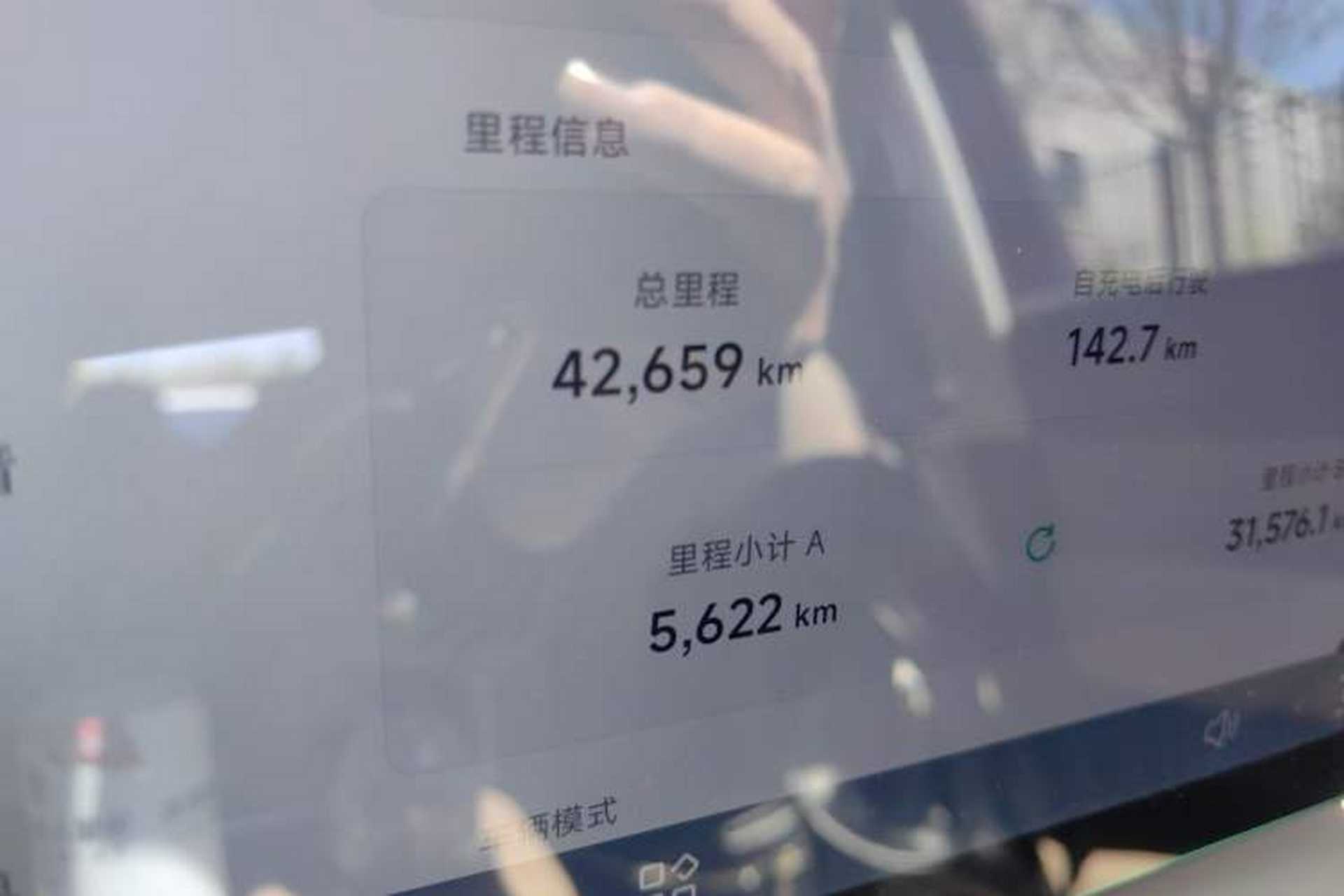 Used XPeng X9 2024 702 Ultra-Long Range Pro Odometer Close Up