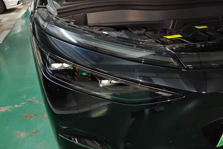Used XPeng X9 2024 640 All-Wheel Drive High-Performance Max Right Front Headlight
