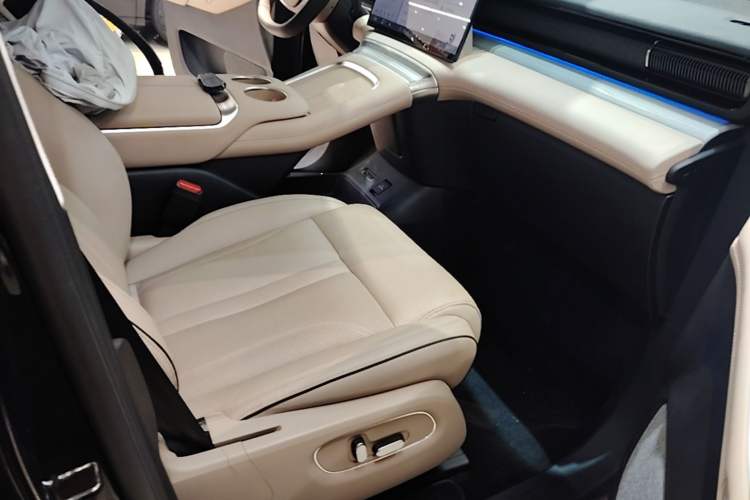 Used XPeng X9 2024 702 Ultra-Long Range Max Right Front Seat