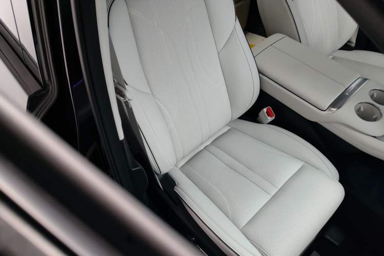 Used XPeng X9 2024 610 Long-Range Pro Right Front Seat