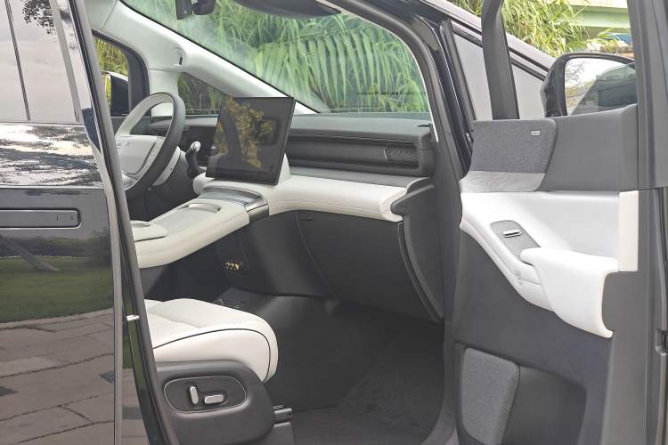 Used XPeng X9 2024 610 Long-Range Pro Right Front Seat