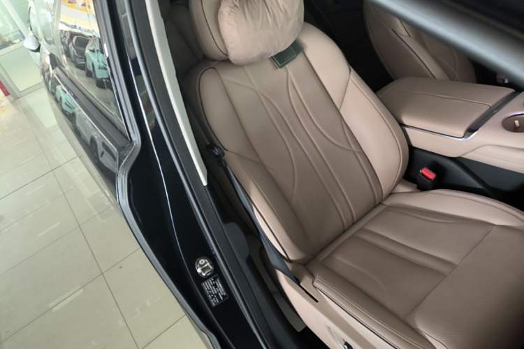 Used XPeng X9 2024 610 Long-Range Pro Right Front Seat