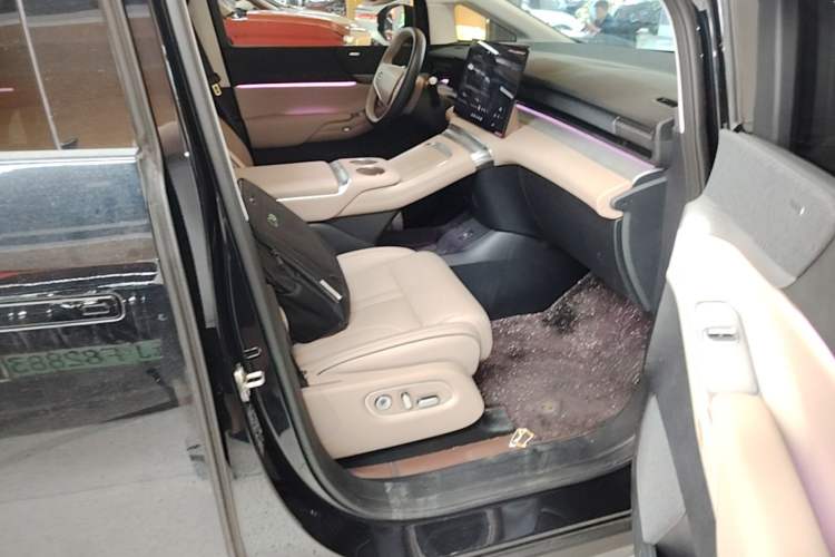 Used XPeng X9 2024 702 Ultra-Long Range Pro Right Front Seat