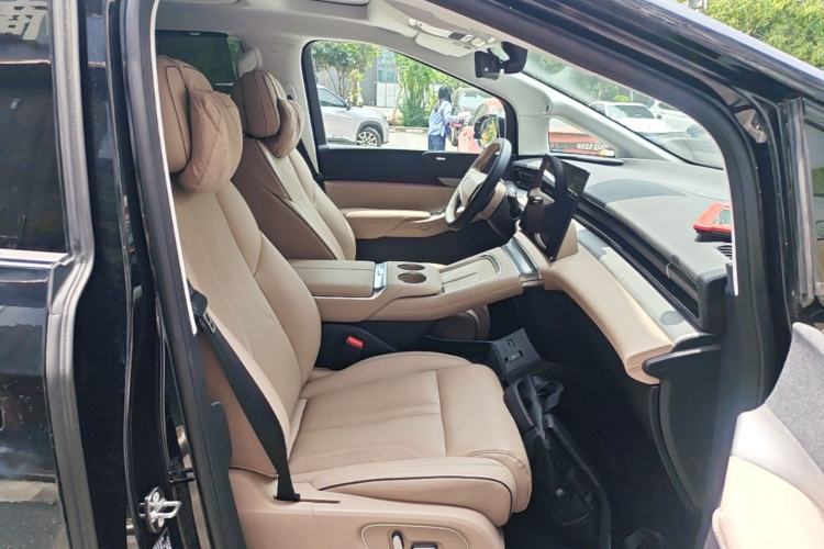 Used XPeng X9 2024 610 Long-Range Pro Right Front Seat