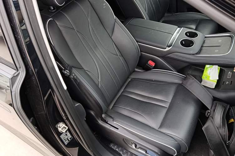 Used XPeng X9 2024 610 Long-Range Pro Right Front Seat