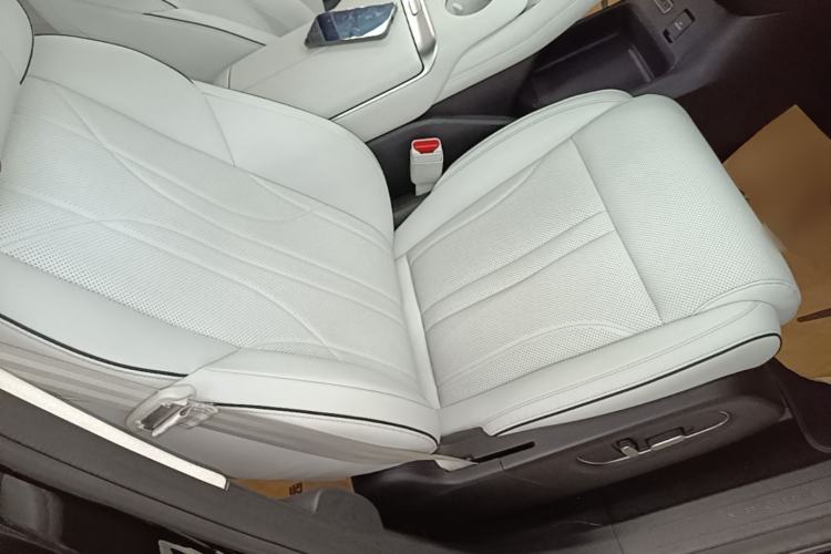 Used XPeng X9 2024 702 Ultra-Long Range Max Right Front Seat