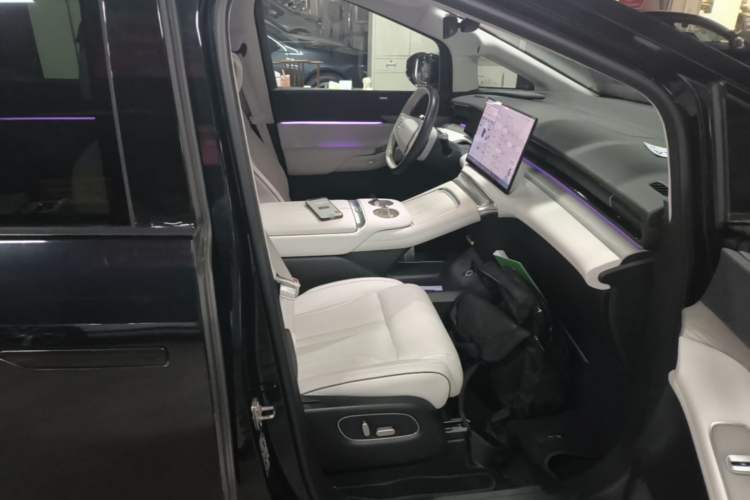 Used XPeng X9 2024 640 All-Wheel Drive High-Performance Max Right Front Seat