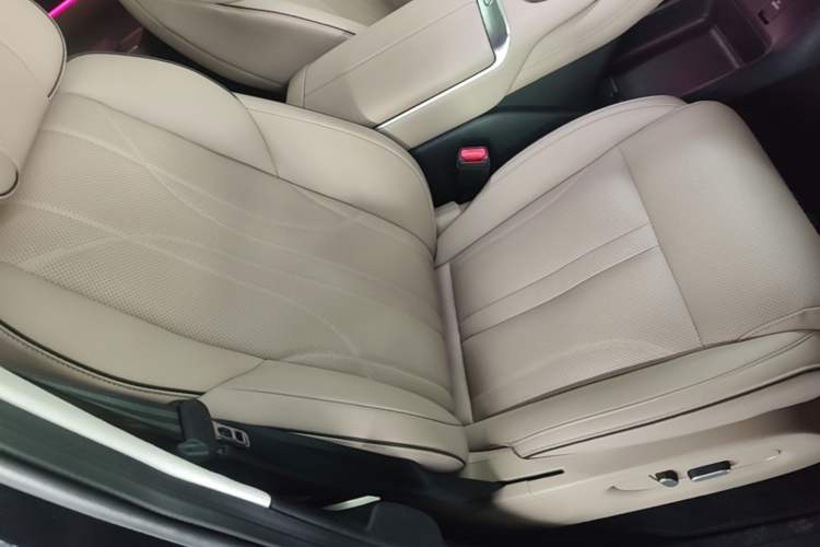 Used XPeng X9 2024 702 Ultra-Long Range Pro Right Front Seat