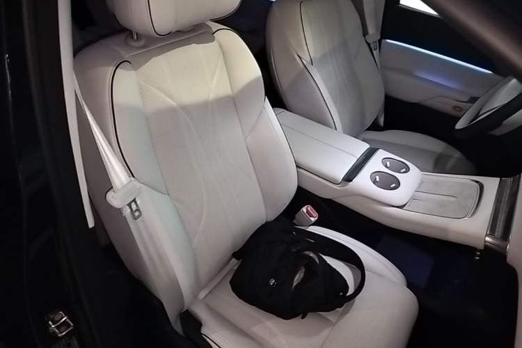 Used XPeng X9 2024 702 Ultra-Long Range Max Right Front Seat