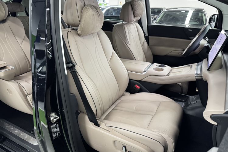 Used XPeng X9 2024 702 Ultra-Long Range Pro Right Front Seat