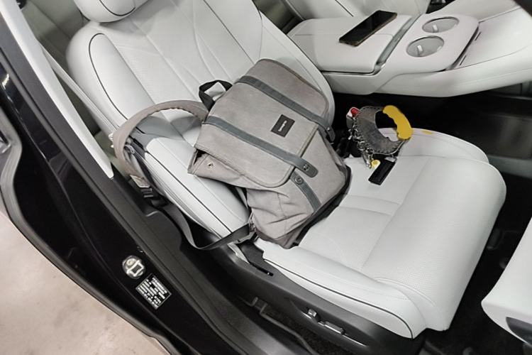 Used XPeng X9 2024 702 Ultra-Long Range Pro Right Front Seat