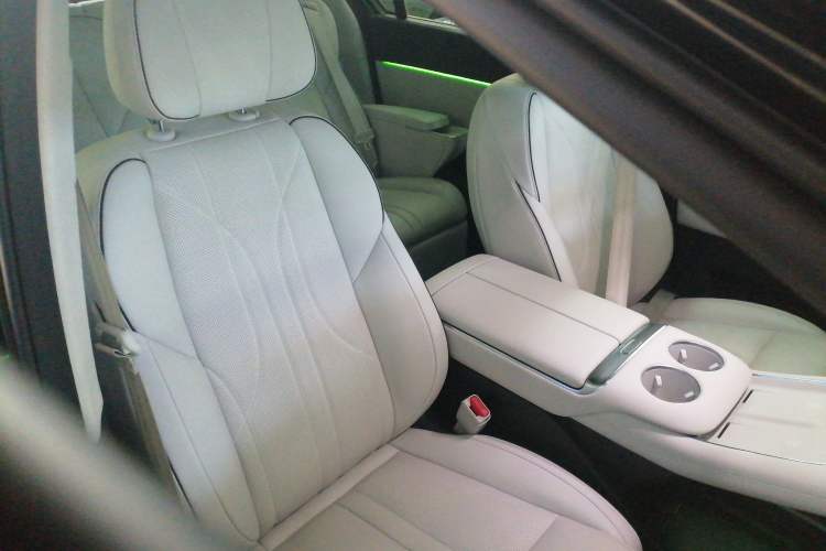 Used XPeng X9 2024 702 Ultra-Long Range Pro Right Front Seat