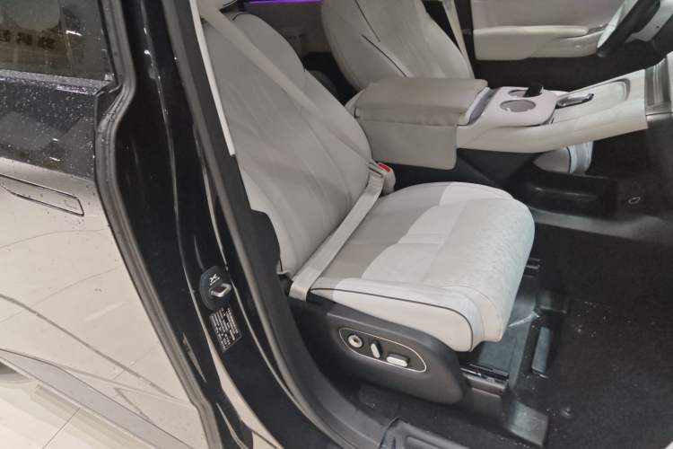 Used XPeng X9 2024 702 Ultra-Long Range Pro Right Front Seat