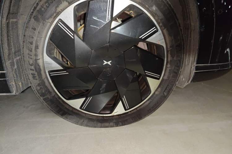 Used XPeng X9 2024 702 Ultra-Long Range Max Right Front Wheel Hub