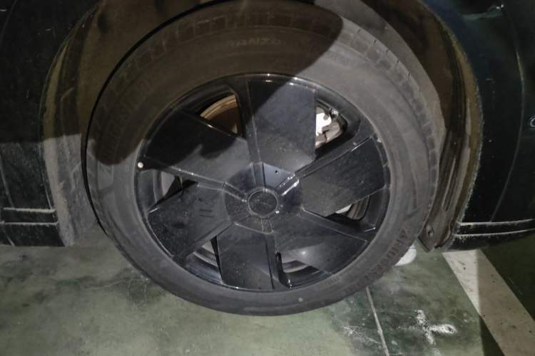 Used XPeng X9 2024 702 Ultra-Long Range Max Right Front Wheel Hub