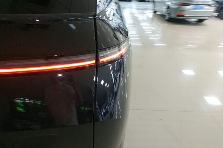 Used XPeng X9 2024 610 Long-Range Pro Right Rear Taillight