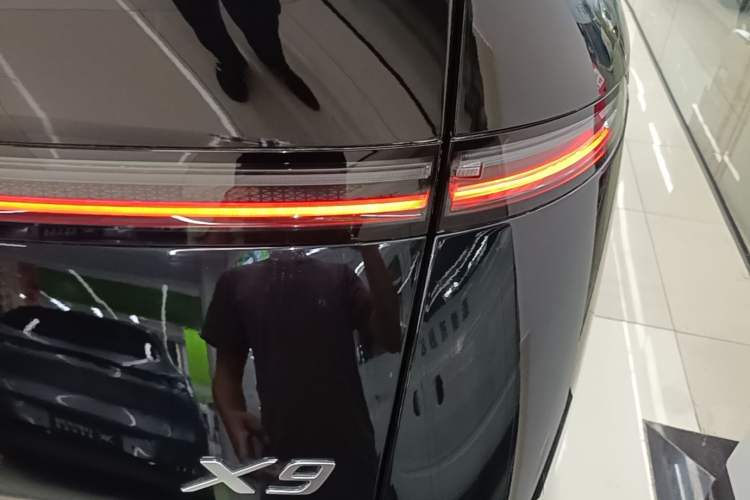 Used XPeng X9 2024 702 Ultra-Long Range Max Right Rear Taillight
