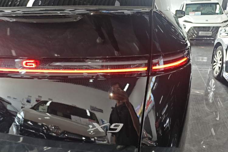 Used XPeng X9 2024 702 Ultra-Long Range Pro Right Rear Taillight