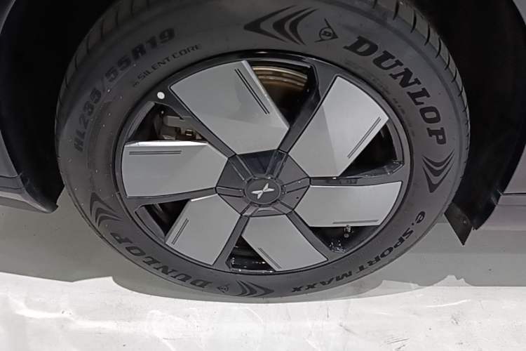 Used XPeng X9 2024 610 Long-Range Pro Right Rear Wheel Hub