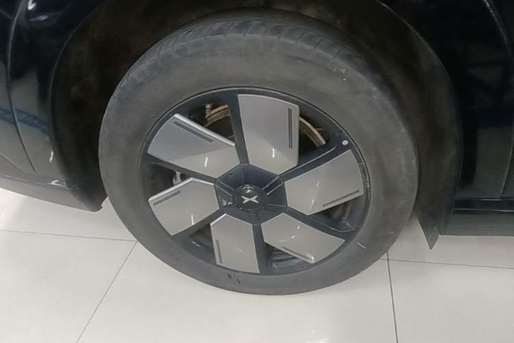 Used XPeng X9 2024 702 Ultra-Long Range Max Right Rear Wheel Hub