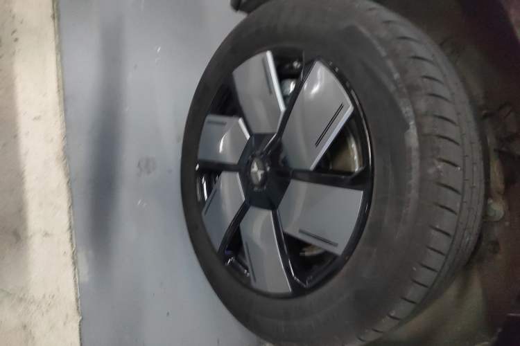 Used XPeng X9 2024 702 Ultra-Long Range Max Right Rear Wheel Hub
