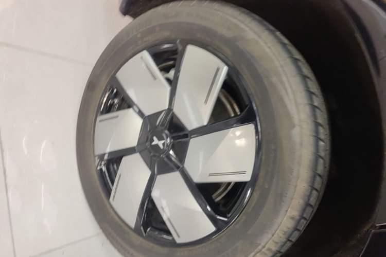 Used XPeng X9 2024 702 Ultra-Long Range Pro Right Rear Wheel Hub