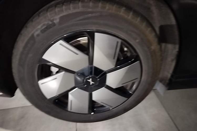 Used XPeng X9 2024 702 Ultra-Long Range Max Right Rear Wheel Hub